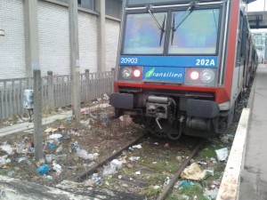 Déchets sur les voies en gare de Massy-Palaiseau