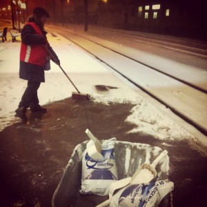 Agent déneigeant les quais en gare