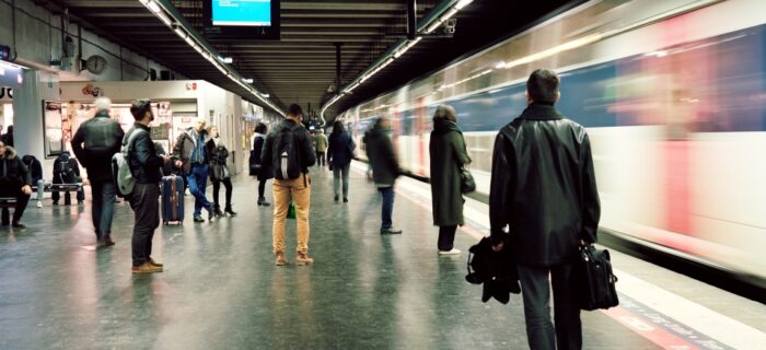 Personnes qui attendent un train sur un quai