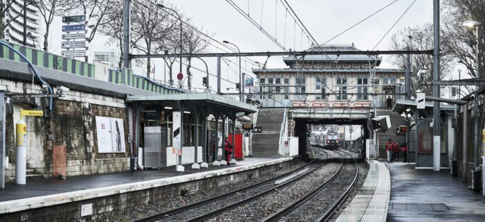 gare et quais enneigés